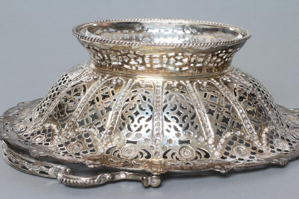 A LATE VICTORIAN SILVER BASKET Image