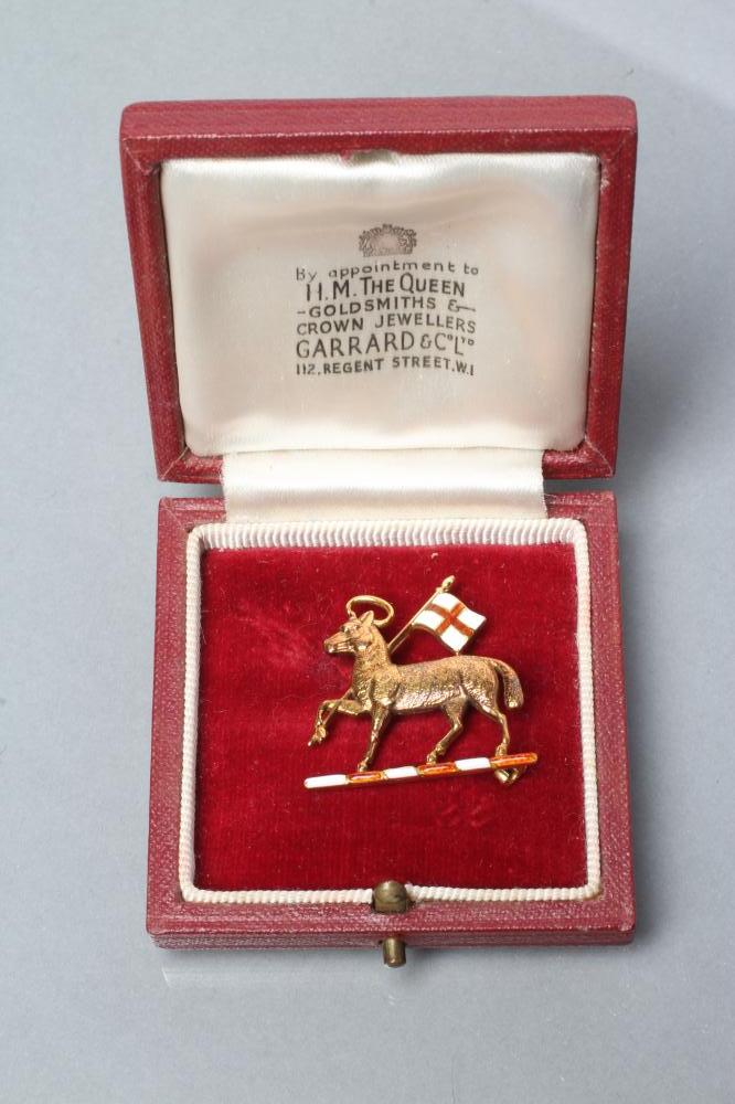 A 14CT GOLD AND ENAMEL QUEEN'S ROYAL REGIMENT BADGE Image