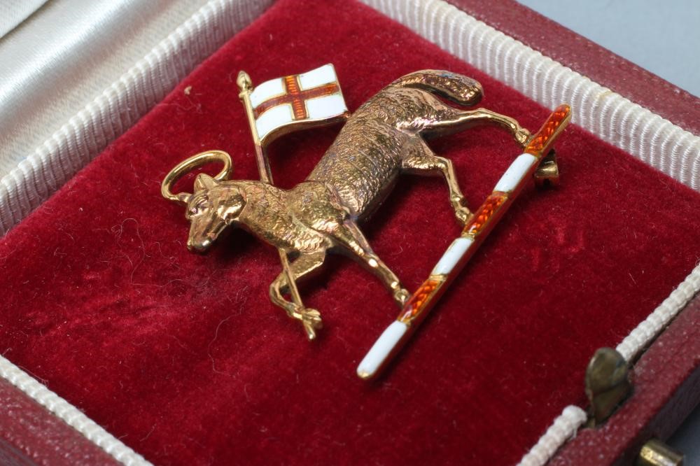 A 14CT GOLD AND ENAMEL QUEEN'S ROYAL REGIMENT BADGE Image