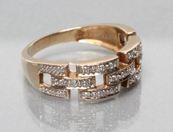 A DIAMOND DRESS RING Image