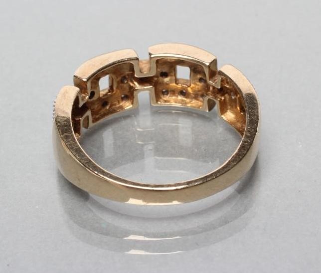 A DIAMOND DRESS RING Image