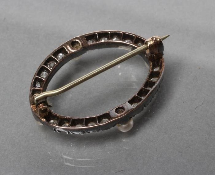 A LATE VICTORIAN DIAMOND BROOCH Image