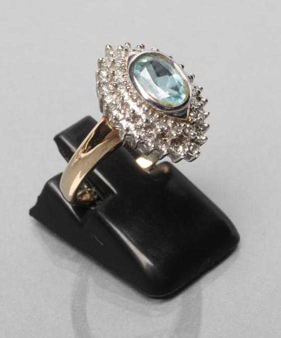 AN AQUAMARINE AND DIAMOND CLUSTER RING Image