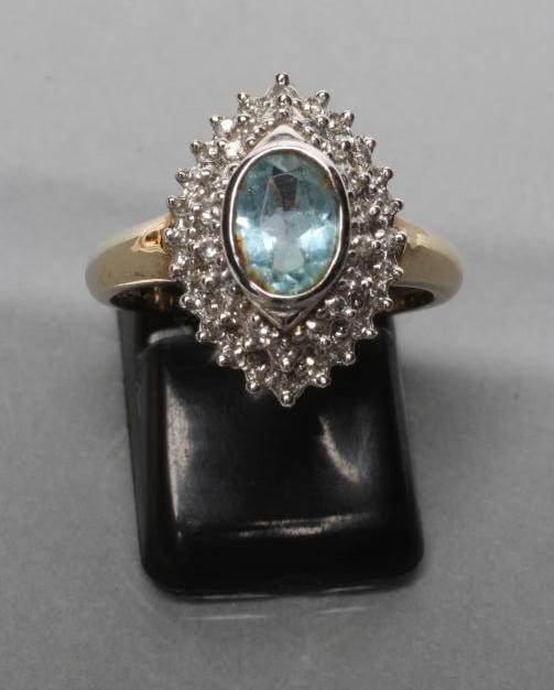 AN AQUAMARINE AND DIAMOND CLUSTER RING Image