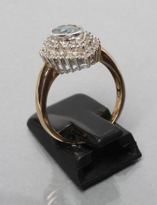 AN AQUAMARINE AND DIAMOND CLUSTER RING Image