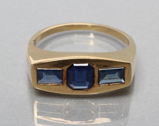 A MODERN SAPPHIRE RING Image