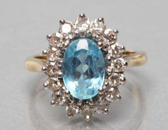 AN AQUAMARINE AND DIAMOND CLUSTER RING Image