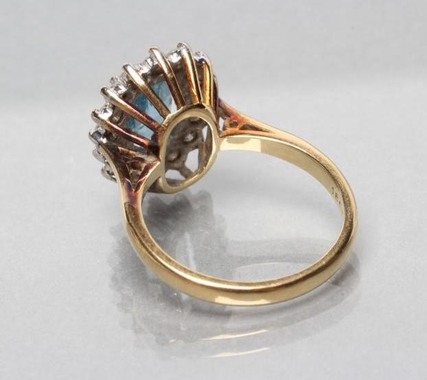 AN AQUAMARINE AND DIAMOND CLUSTER RING Image