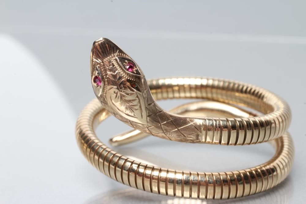 A VICTORIAN STYLE 9CT GOLD SERPENT BANGLE Image