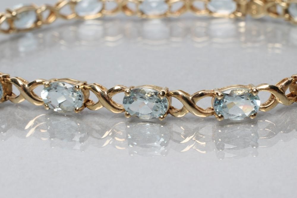 AN AQUAMARINE BRACELET Image
