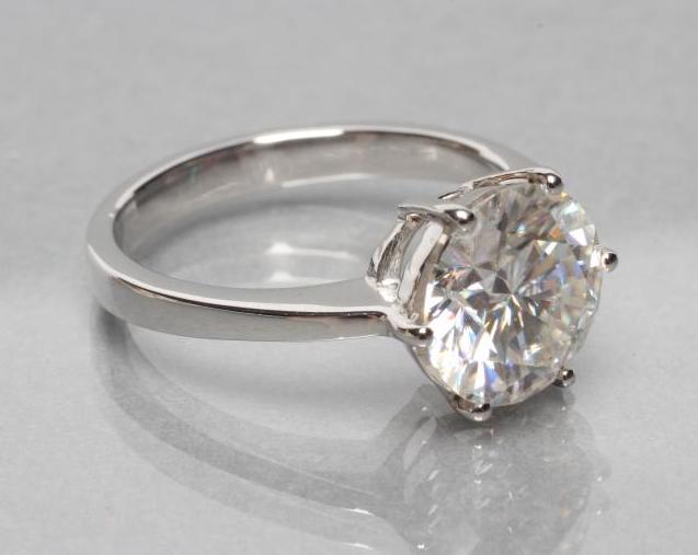 A MOISSANITE SOLITAIRE RING Image