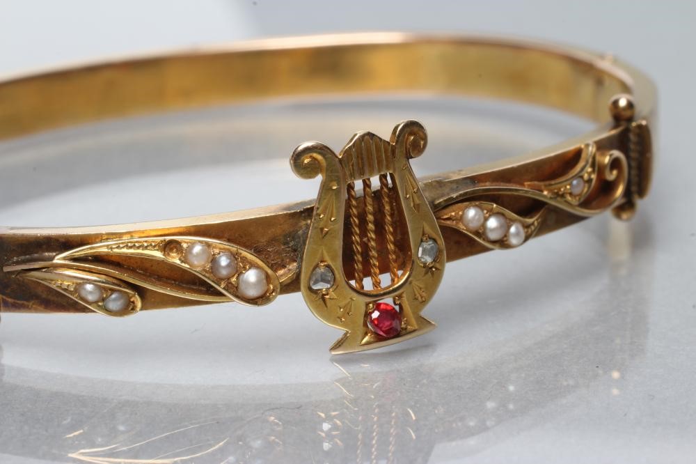 AN EDWARDIAN STIFF HINGED BANGLE Image