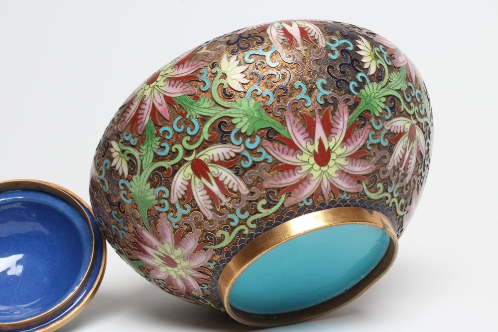 A CHINESE CLOISONNE ENAMEL JAR AND COVER of squat baluster form Image