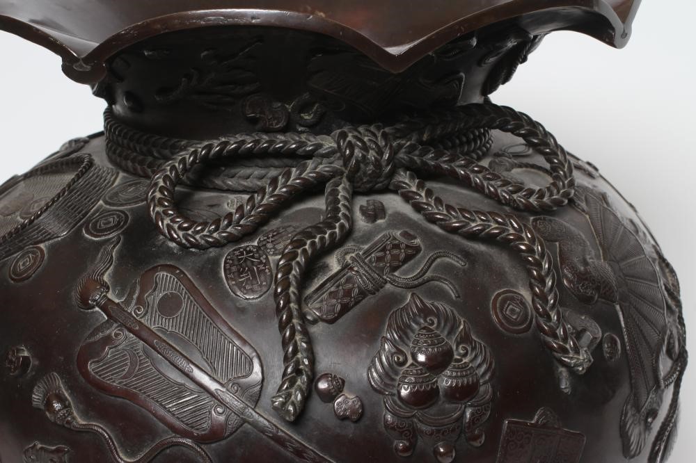 A LARGE JAPANESE BRONZED METAL VASE Image
