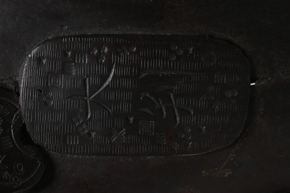 A LARGE JAPANESE BRONZED METAL VASE Image