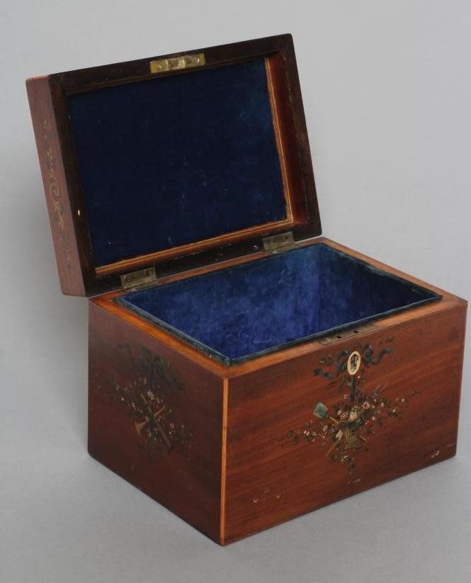 A GEORGIAN MAHOGANY TEA CADDY Image
