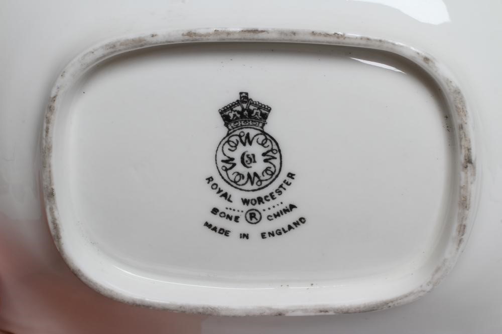 A ROYAL WORCESTER CHINA DISH Image