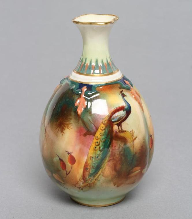 A SMALL ROYAL WORCESTER CHINA VASE Image