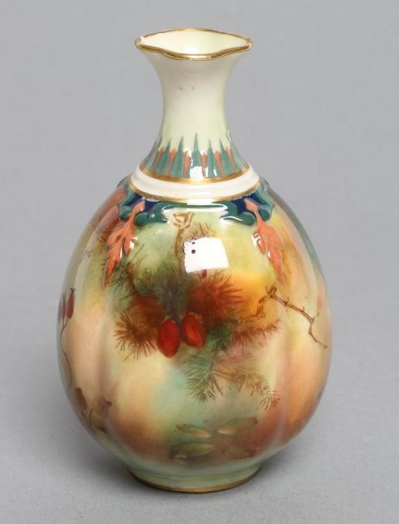 A SMALL ROYAL WORCESTER CHINA VASE Image