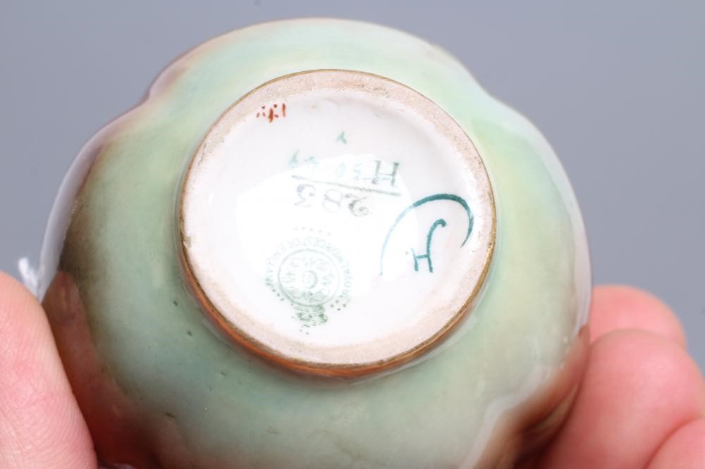 A SMALL ROYAL WORCESTER CHINA VASE Image