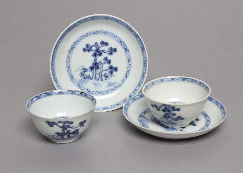 TWO NANKING CARGO PORCELAIN TEA BOWLS AND SAUCERS Image