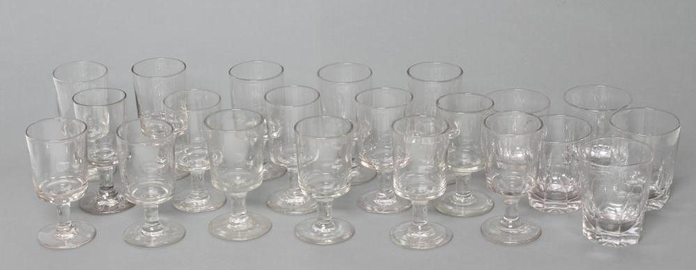 A SET OF SIXTEEN VICTORIAN GLASS GOBLETS Image