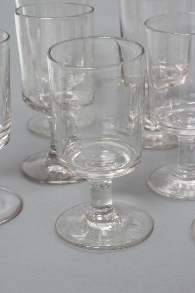A SET OF SIXTEEN VICTORIAN GLASS GOBLETS Image
