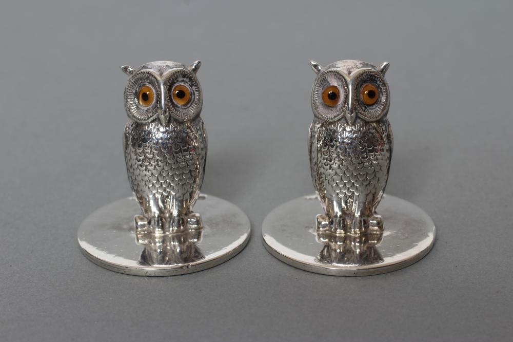 A PAIR OF SILVER NOVELTY MENU/PLACE CARD HOLDERS Image