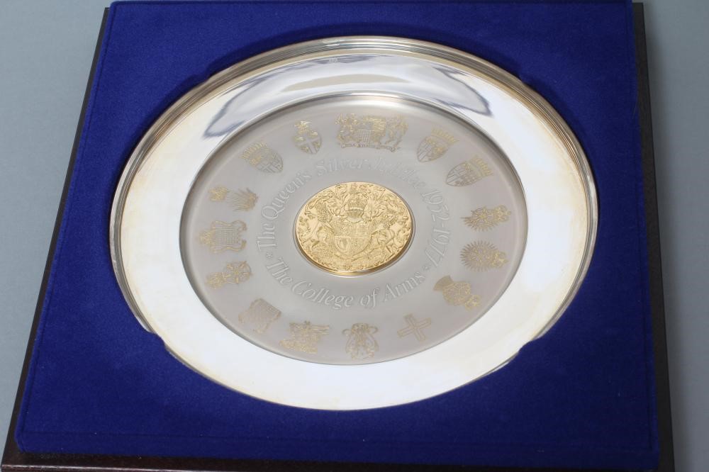 A QUEEN'S SILVER JUBILEE "COLLEGE OF ARMS" SILVER PLATE Image