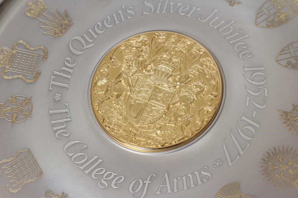 A QUEEN'S SILVER JUBILEE "COLLEGE OF ARMS" SILVER PLATE Image