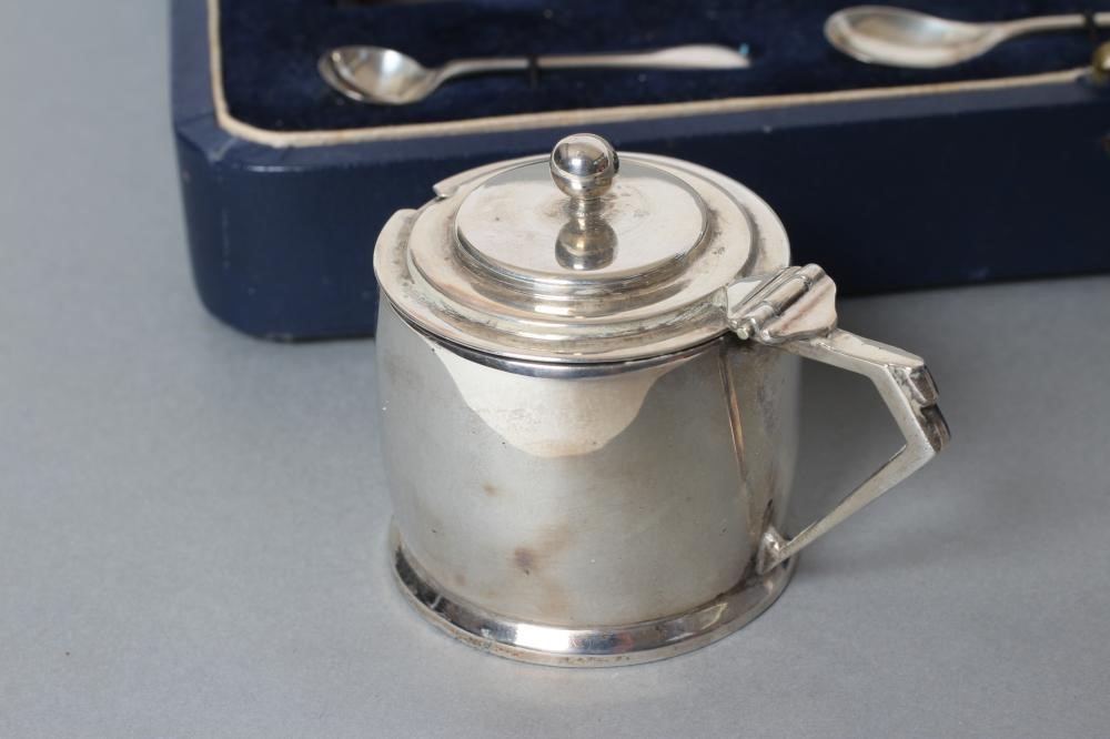 AN ART DECO SILVER SIX PIECE CRUET Image