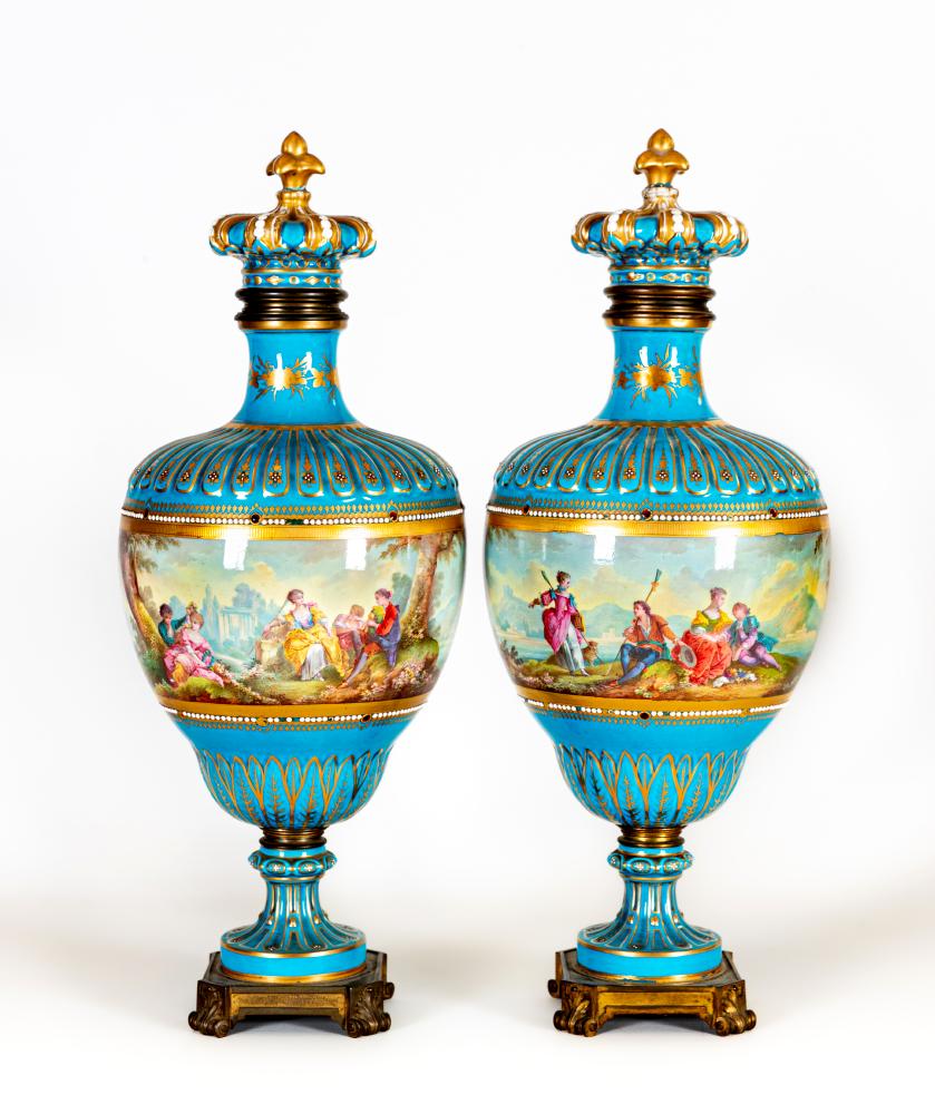 A PAIR OF FRENCH PORCELAIN GARNITURE VASES AND COVERS Image