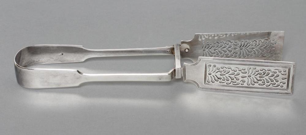 A PAIR OF EARLY VICTORIAN SILVER FIDDLE PATTERN SERVING TONGS Image