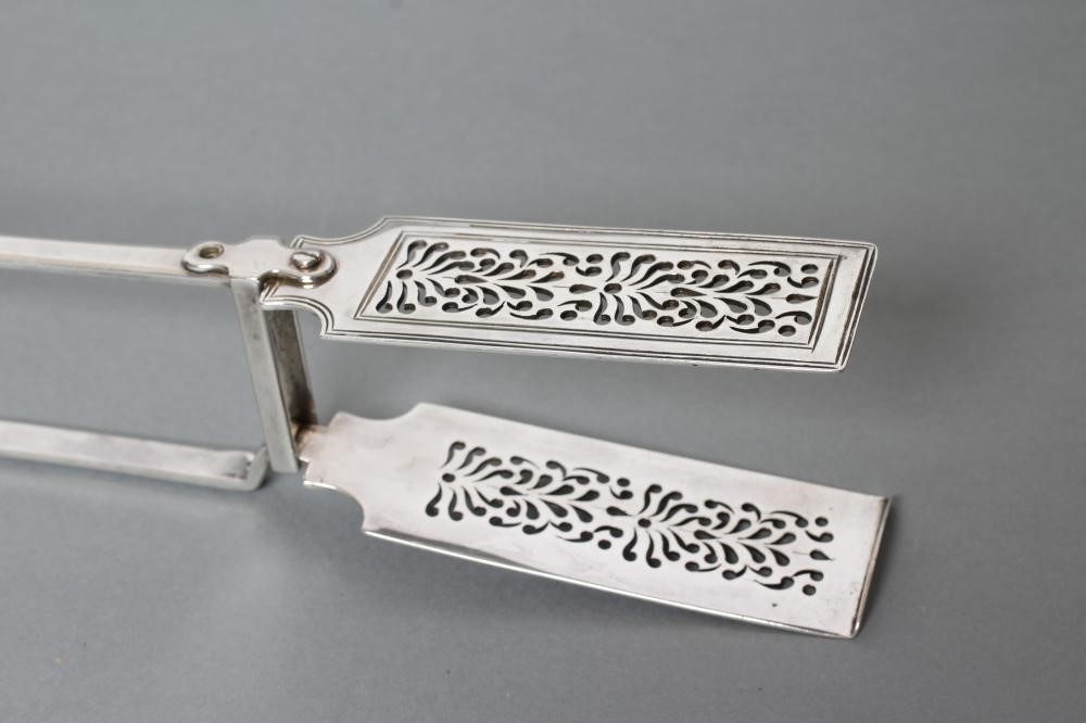 A PAIR OF EARLY VICTORIAN SILVER FIDDLE PATTERN SERVING TONGS Image