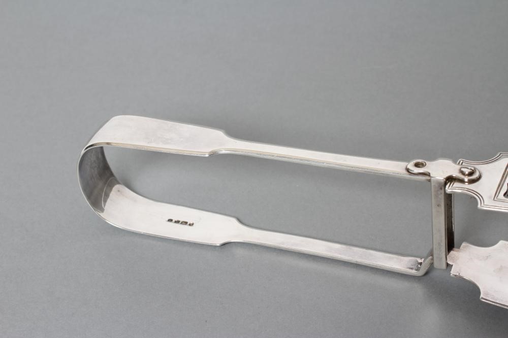 A PAIR OF EARLY VICTORIAN SILVER FIDDLE PATTERN SERVING TONGS Image