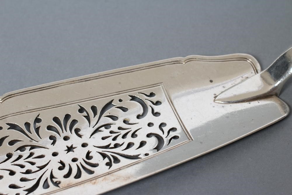 AN EARLY VICTORIAN SILVER FISH SLICE Image