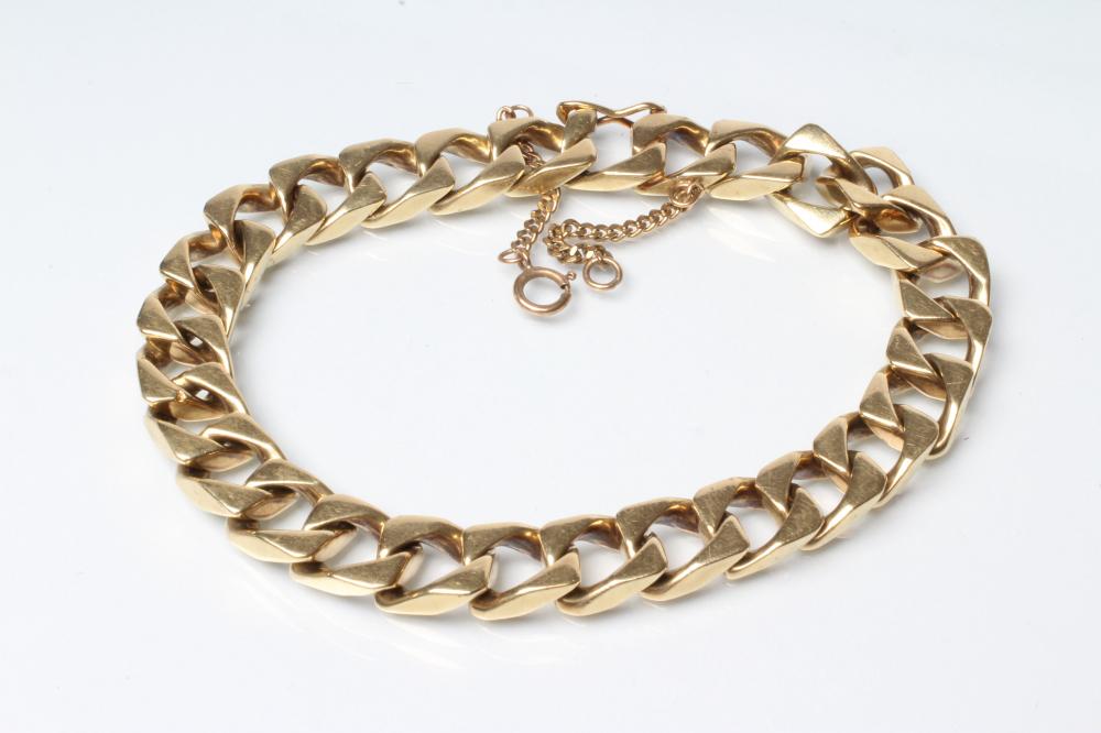 A FLAT CURB LINK CHAIN BRACELET Image