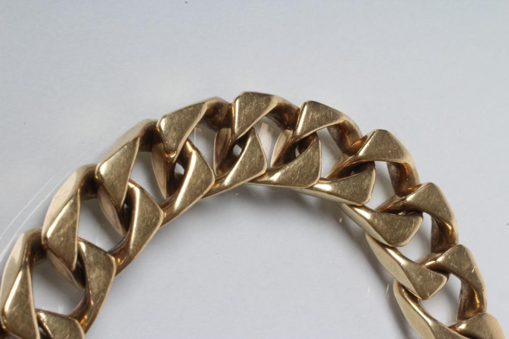 A FLAT CURB LINK CHAIN BRACELET Image