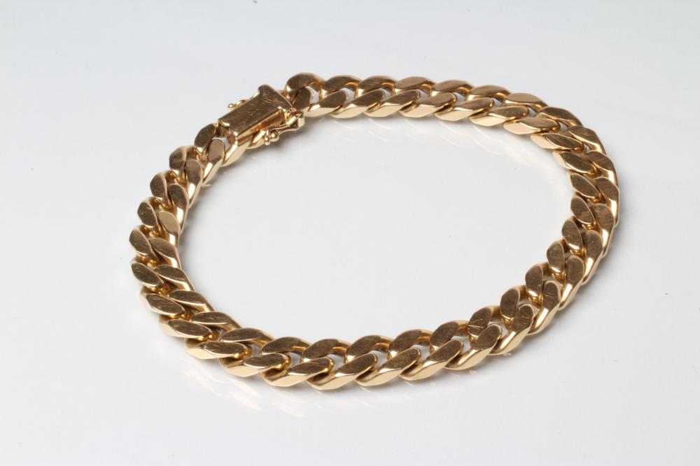 A FLAT CURB LINK CHAIN BRACELET Image