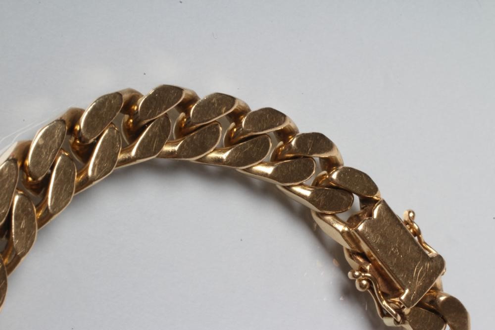 A FLAT CURB LINK CHAIN BRACELET Image