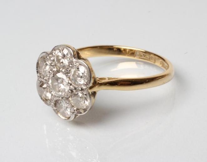 A SEVEN STONE DIAMOND CLUSTER RING Image