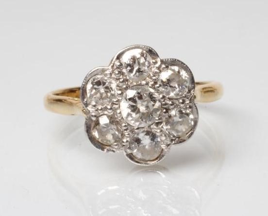 A SEVEN STONE DIAMOND CLUSTER RING Image