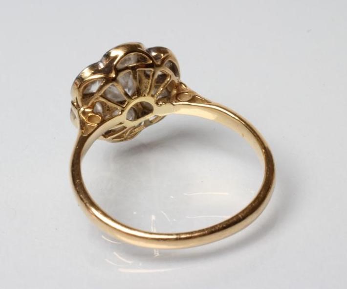 A SEVEN STONE DIAMOND CLUSTER RING Image