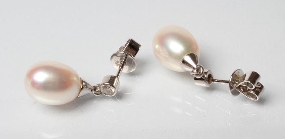 A PAIR OF PEARL DROP EARRINGS Image