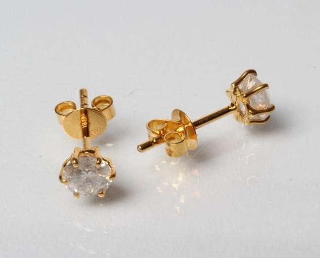 A PAIR OF SOLITAIRE DIAMOND EAR STUDS Image