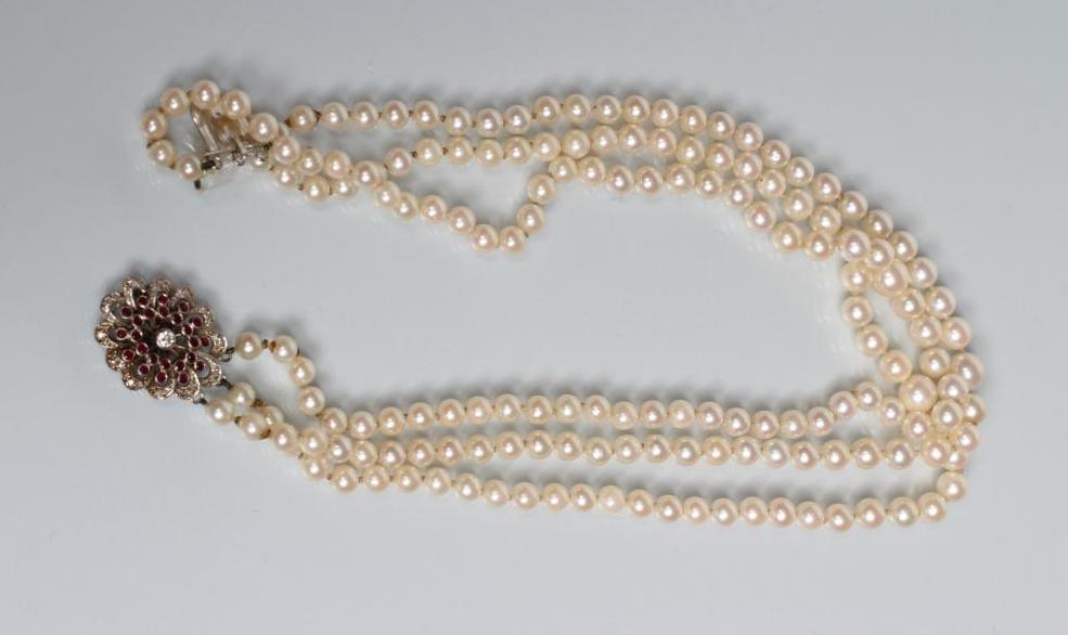 A TRIPLE STRAND CULTURED PEARL NECKLACE Image