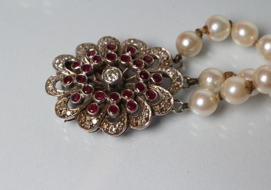 A TRIPLE STRAND CULTURED PEARL NECKLACE Image