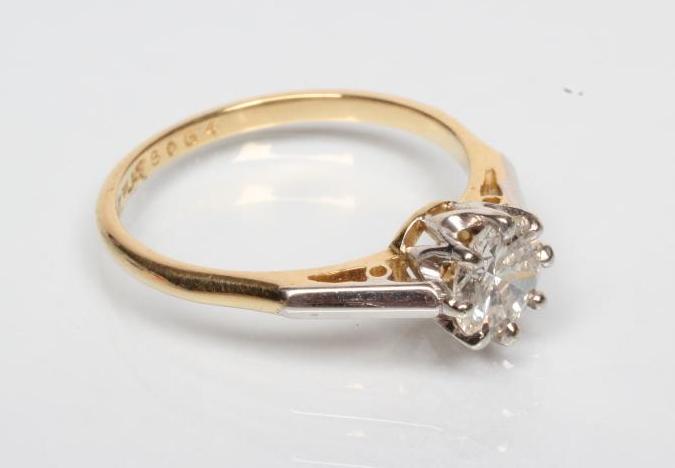 A SOLITAIRE DIAMOND RING Image