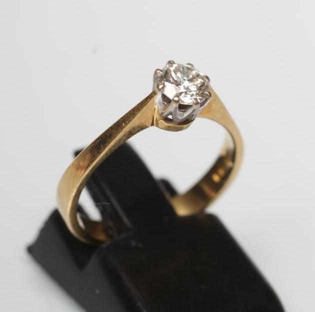 A SOLITAIRE DIAMOND RING Image
