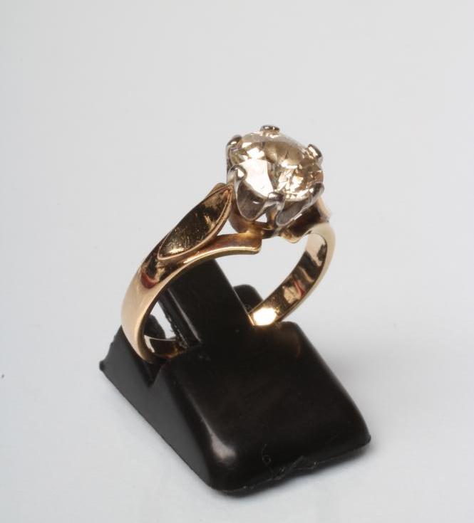 A SOLITAIRE DIAMOND RING Image